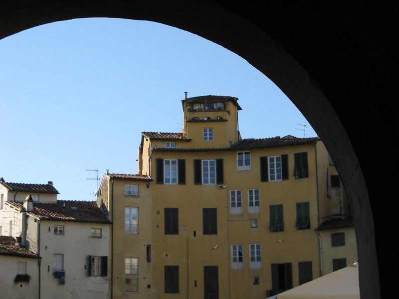 Lucca Private Tour - Piazza Anfiteatro