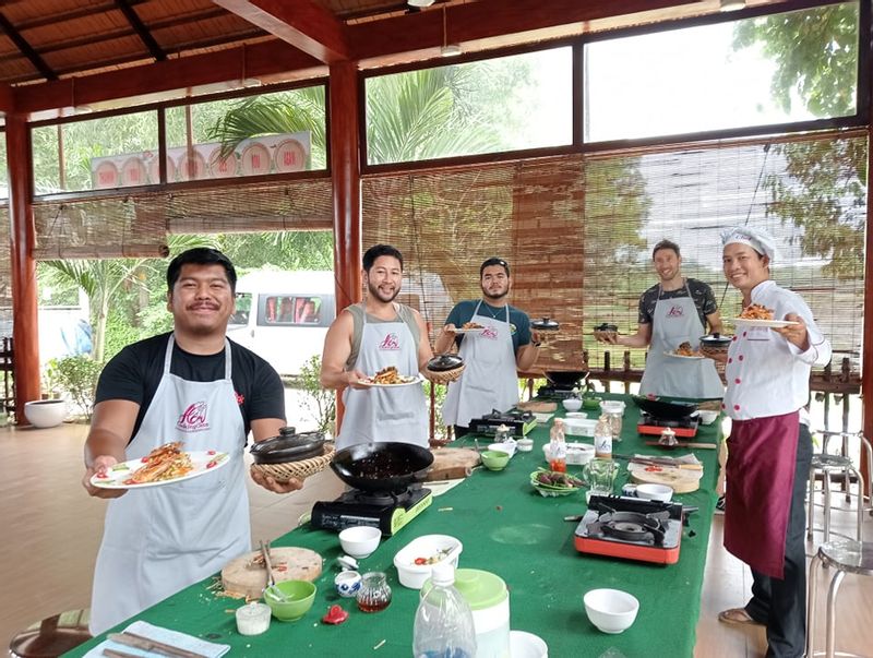 Ho Chi Minh Private Tour - happy food with our labour 