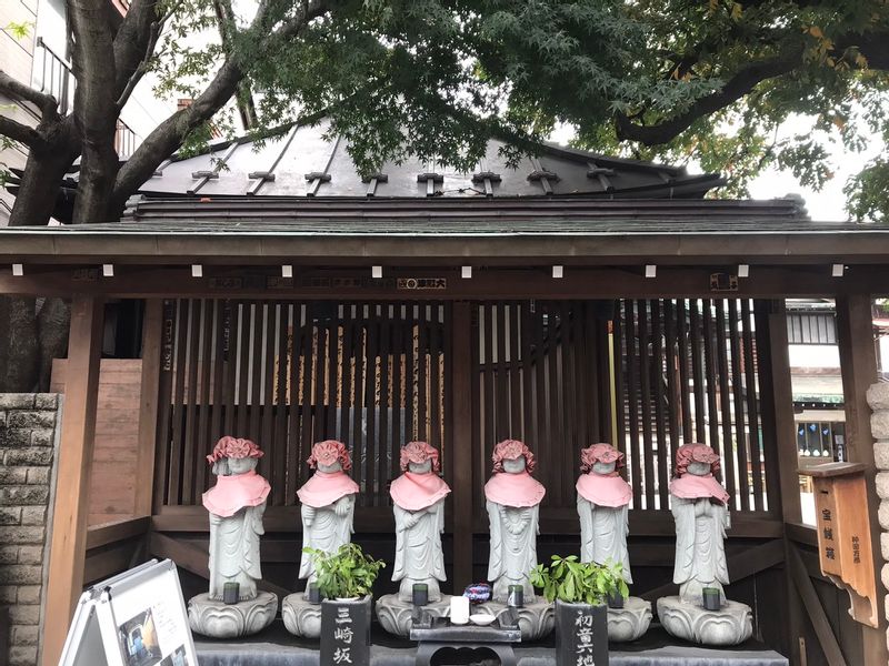 Tokyo Private Tour - statues de Jizo, protectrice des enfants sur la rue principale.