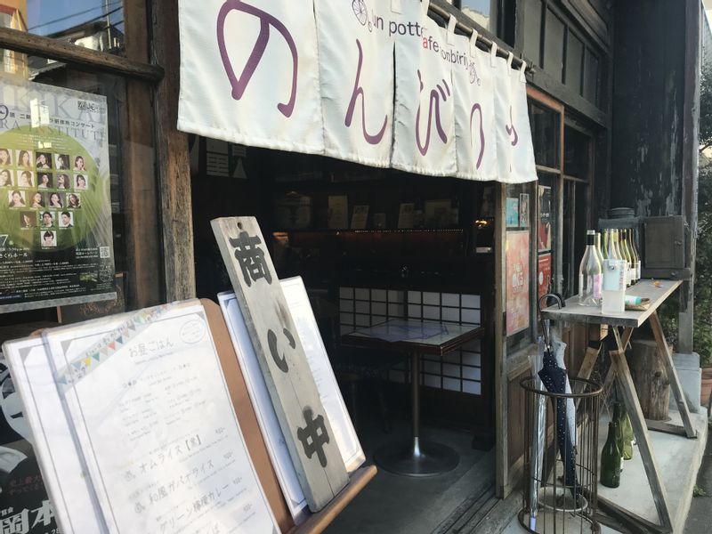 Tokyo Private Tour - café sur une veille rue.