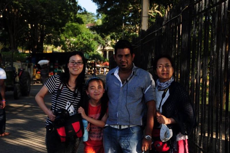 Colombo Private Tour - Temple of tooth flower shops 