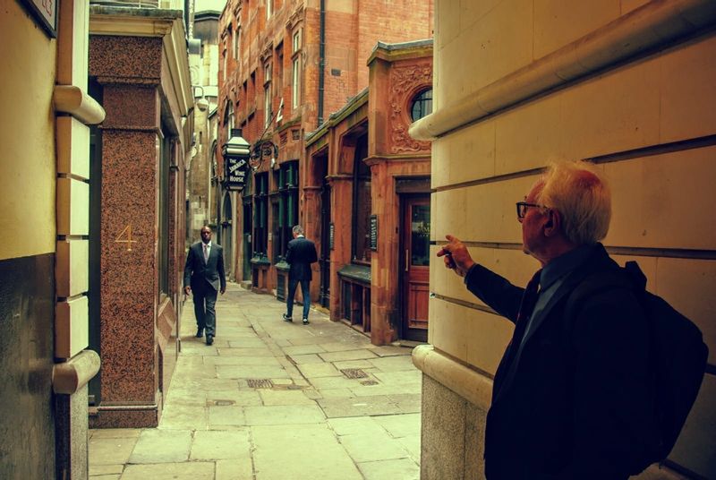 London Private Tour - Castle Court