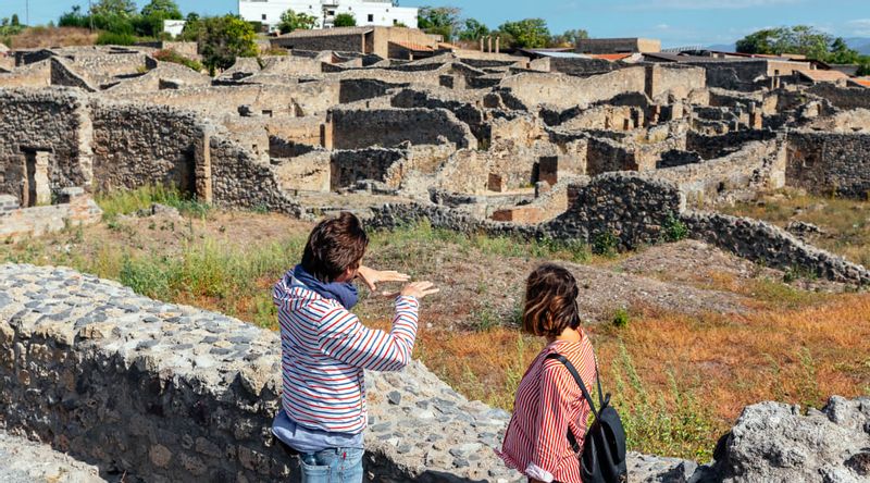 Pompeii Private Tour - Roberto guides at Pompeii 