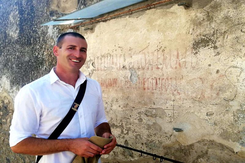 Pompeii Private Tour - Alex with ancient latin inscriptions