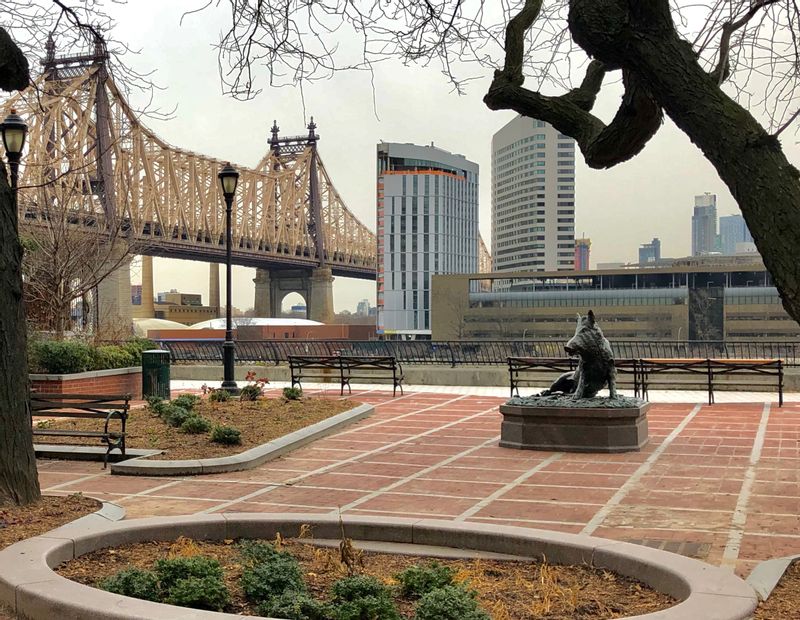 New York Private Tour - 59th Street Bridge and Roosevelt Island from a Sutton Place perspective