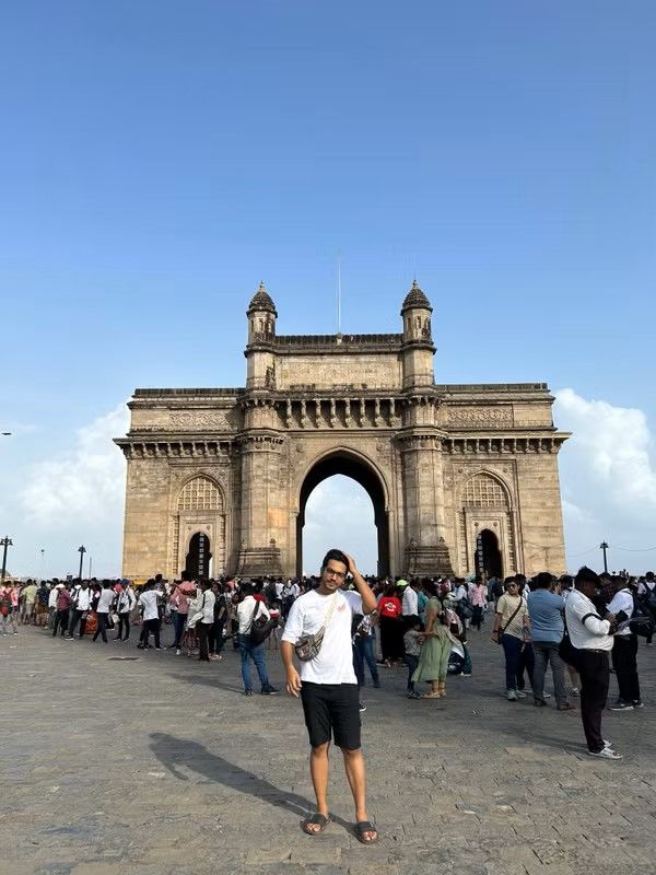 Delhi Private Tour - Myself explaning architecture of india gate