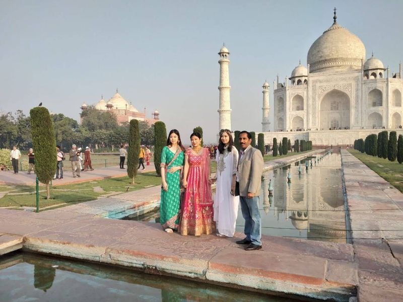 Agra Private Tour - With ladies traveller in Taj Mahal 