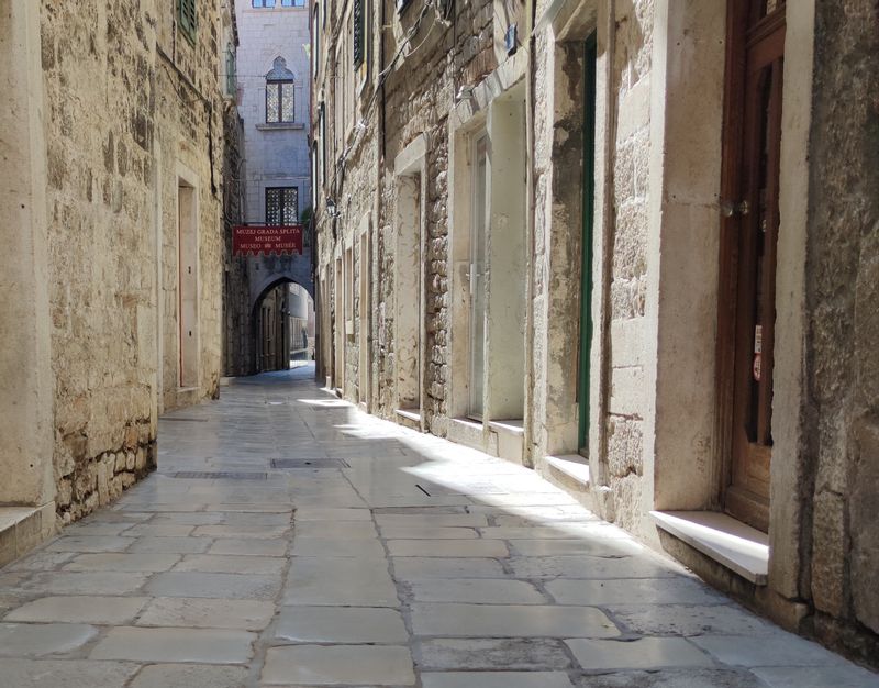 Split Private Tour - Narrow street in the old town of Split