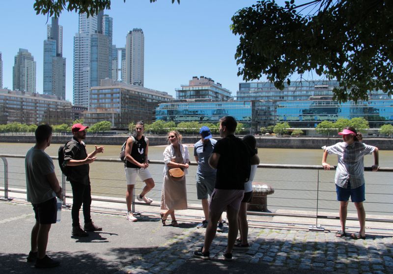 Buenos Aires Private Tour - Discussing the blue dollar phenomenon.