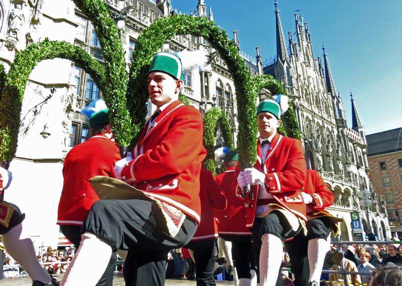 Munich Private Tour - The Coopers at Marienplatz 