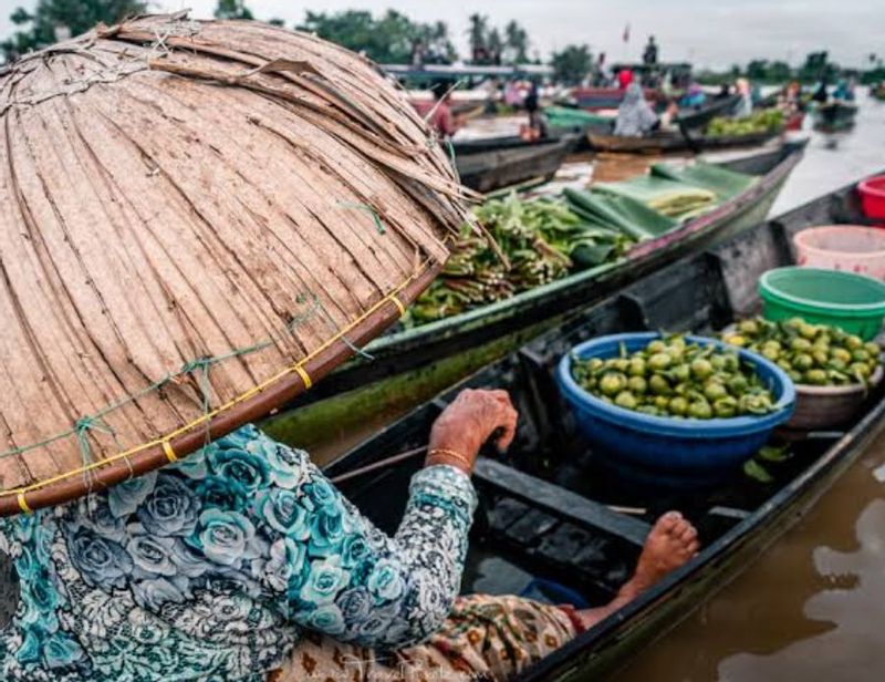 South Kalimantan Private Tour - Women in the floating market 