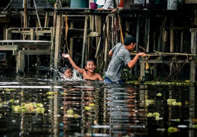 South Kalimantan Private Tour - Taking a bath in Canal tour 