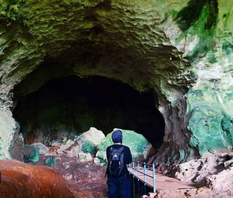 South Kalimantan Private Tour - Enjoy Batu hapu cave 