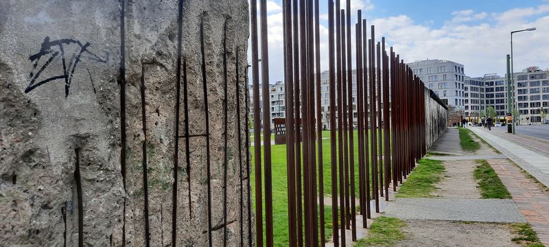 Berlin Private Tour - Blick zum Grenzkontrollstreifen/ viel to the border line