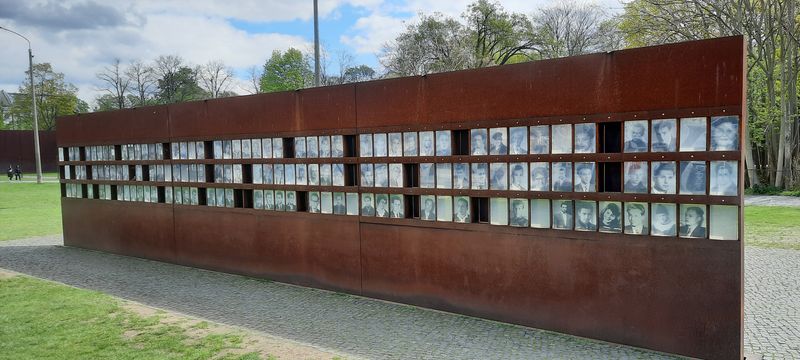 Berlin Private Tour - Gedenkstätte für die Maueropfer/ memorial site for the victims of the wall 