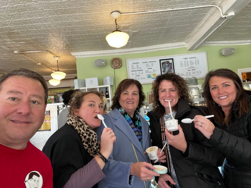 New York Private Tour - Enjoying a snack at Magnolia Bakery.