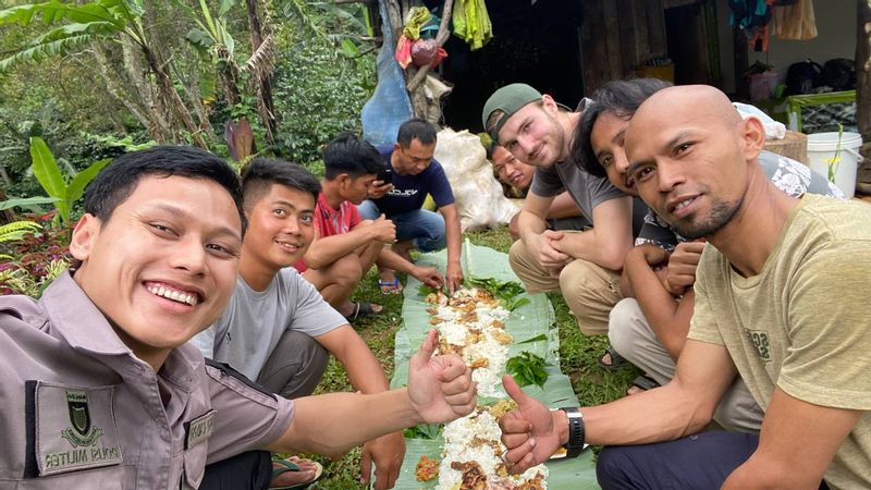 West Java Private Tour - lunch at forest ciloto after walking tour