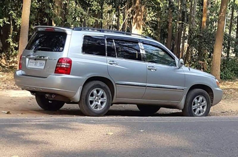 Siem Reap Private Tour - TOYOTA-Highlander 2002 is used for 1 to 2 passengers