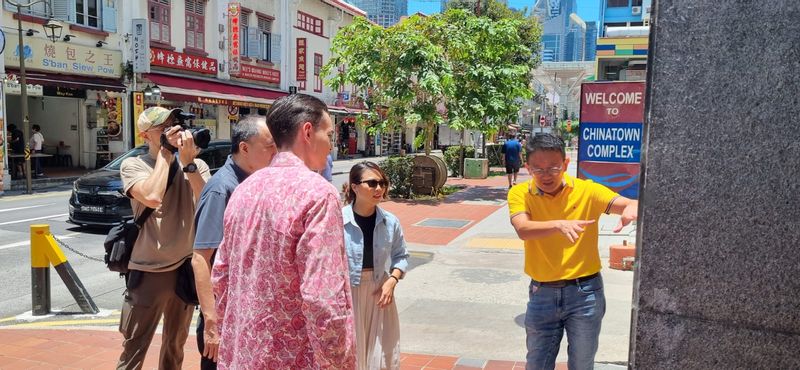 Singapore Private Tour - Guiding in action