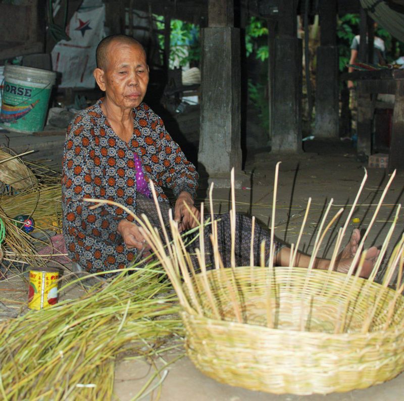 Siem Reap Private Tour - The way how to make a basket 