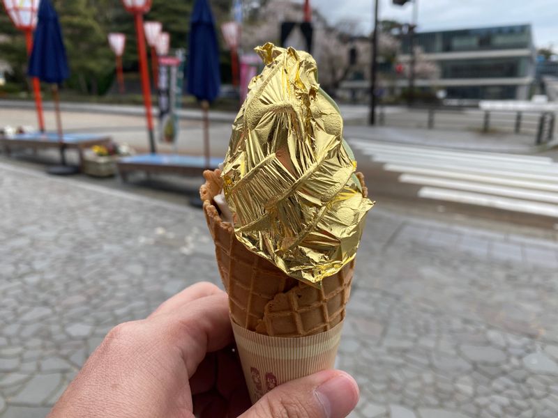 Kanazawa Private Tour - Gold leaf ice cream