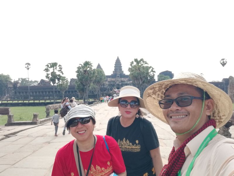 Siem Reap Private Tour - Thom and Guests