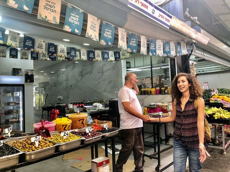 Tel Aviv Private Tour - Meeting local vendors