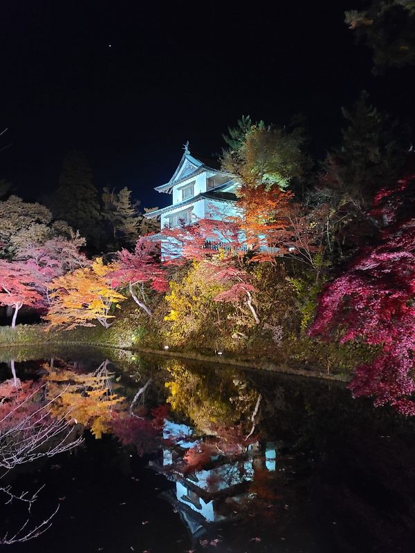 Aomori Private Tour - Hirosaki Castle in autumn forlige season.