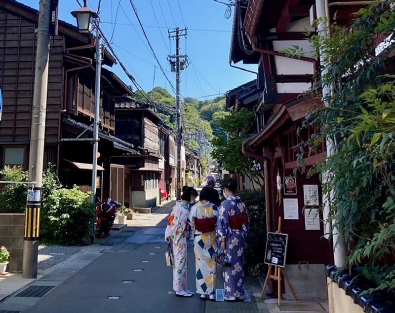 Kanazawa Private Tour - Higashi Chaya District wearing a Kimono