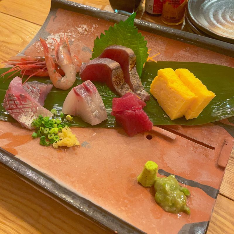 Tokyo Private Tour - Sashimi assort (Raw fish) from a bar in Shibuya