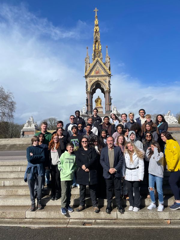 London Private Tour - Students at Albert Memorial