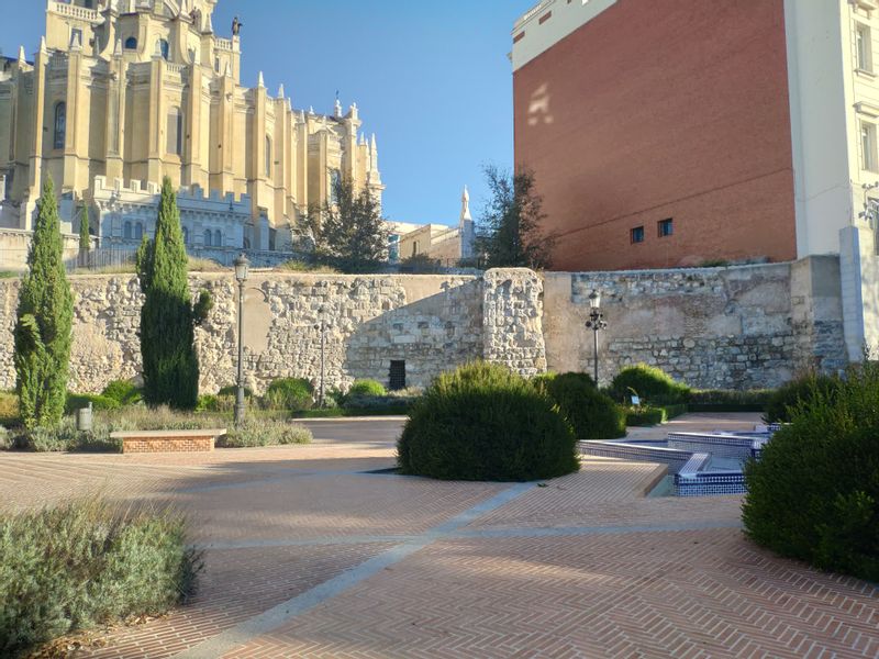 Madrid Private Tour - Muslim Wall and Cathedral