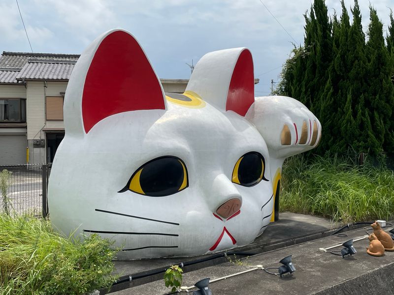 Aichi Private Tour - The beckoning cat, the symbol of Tokoname City