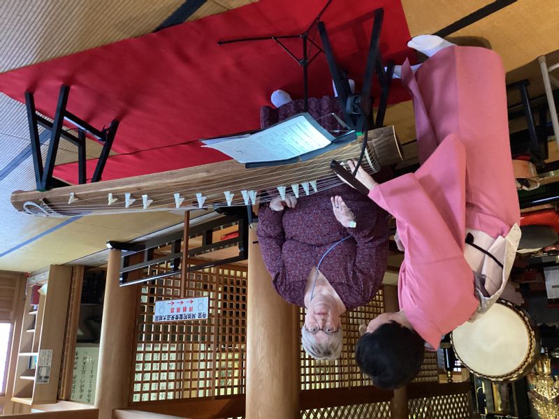 Aomori Private Tour - Playing the koto at Seiryu temple 