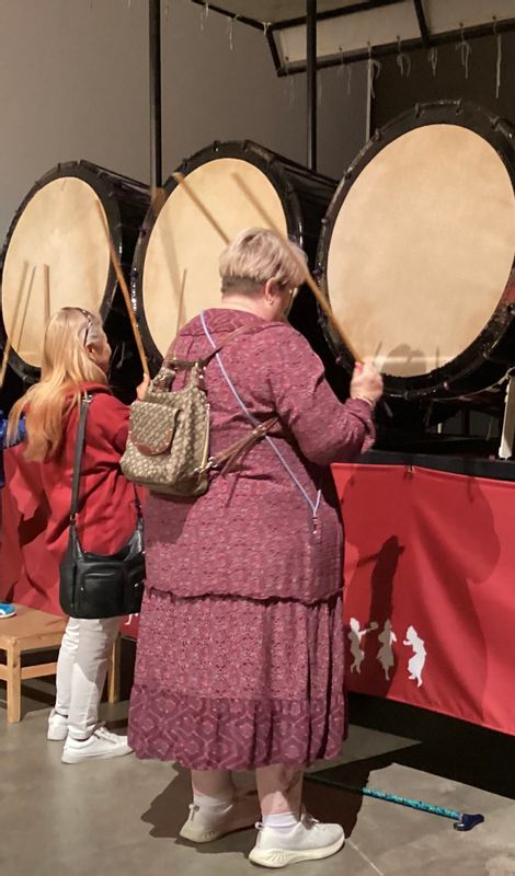 Aomori Private Tour - Playing Nebuta drum at Warrase museum 