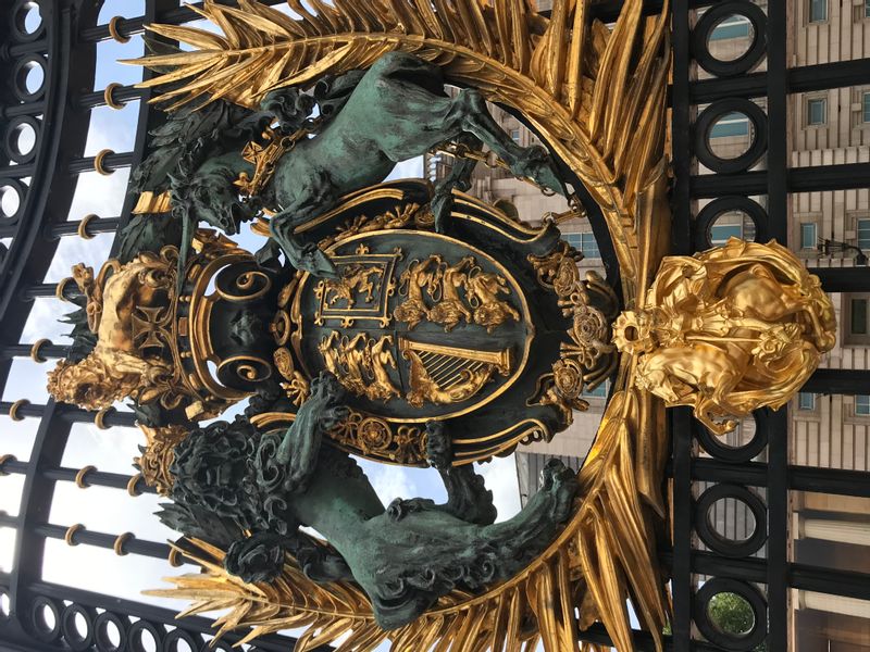 London Private Tour - Royal emblems on the Buckingham Palace gates 