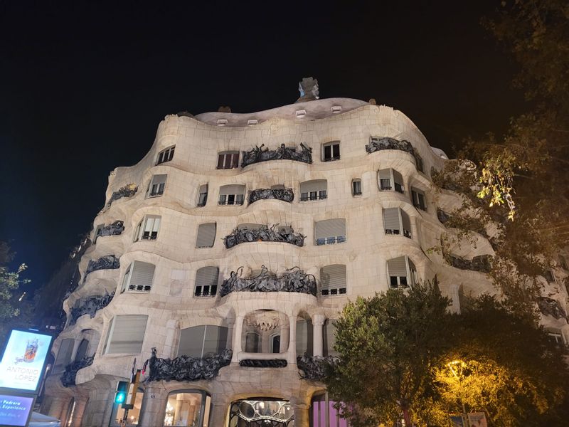 Barcelona Private Tour - Barcelona GAUDI and Casa Milà