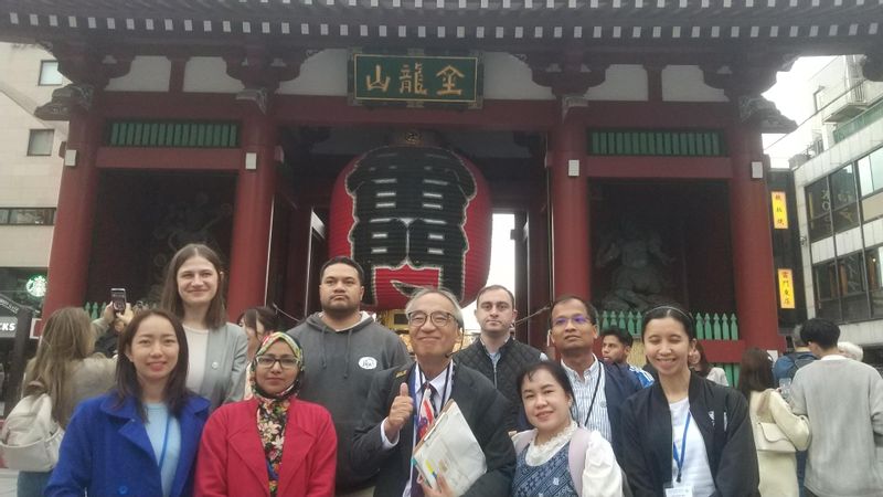 Tokyo Private Tour - In front of Kaminarimon, Thunder gate