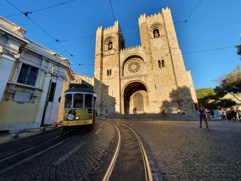 Lisbon Private Tour - Lisbon Cathedral and tram