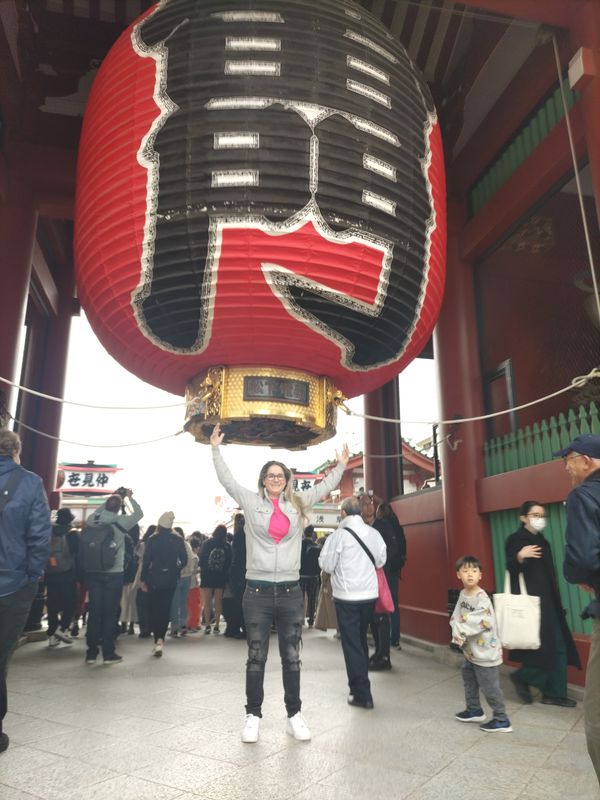 Tokyo Private Tour - Holding up the lantern in Asakusa