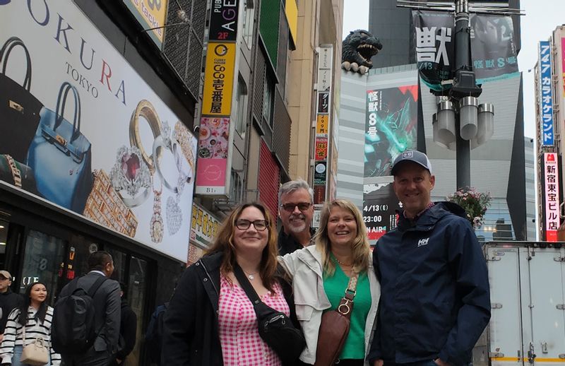 Tokyo Private Tour - Behind you!