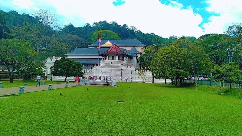 Galle Private Tour - Temple of the tooth. 