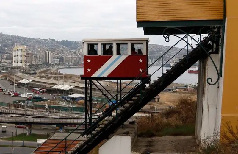 Region Metropolitana Private Tour - Overview of one of the funicular in Valparaiso