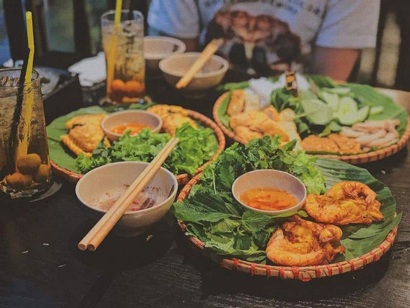 Hanoi Private Tour - Snack on Banh Tom at West Lake