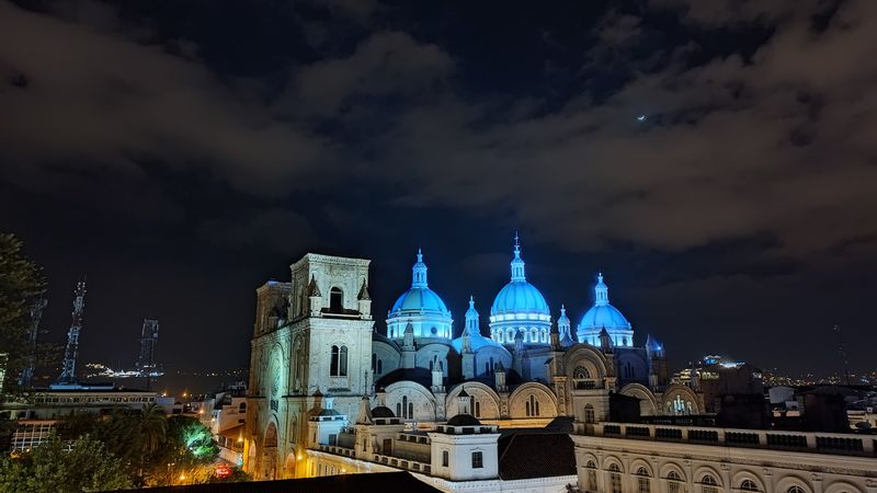 Pichincha Private Tour - Cuenca by night. 