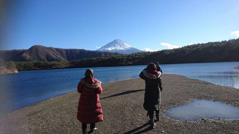 Yamanashi Private Tour - At the north shore of Lake Saiko with Singaporean family 