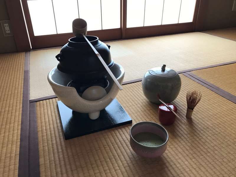 Kanagawa Private Tour - The tea ceremony is considered as one of the traditional Japanese art of serving  and drinking powdered green tea called matcha.   They express the attitude that Japanese people treasure each moment and the tea creremony provides an occasion for a time of communion between the tea master and you.   Let's enjoy once in a lifetime experience.