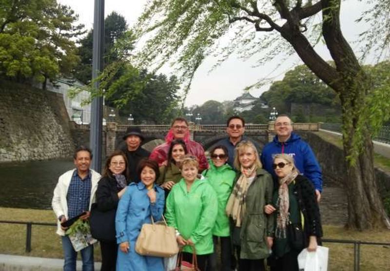 Tokyo Private Tour - The 11 guests enjoyed the customized tour with me. We started from the hotel in GInza. 
This is the photo with them infront of the double bridge of the Impelial Palace, the last destination. 