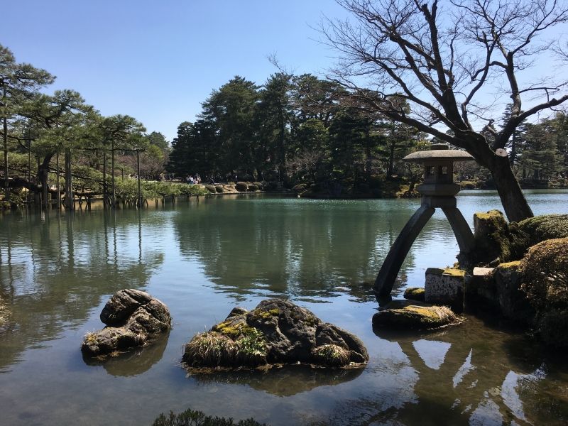 Toyama Private Tour - Kanazawa: Well known view of Kasumiga-ike Pond with symbolic stone lantern. 