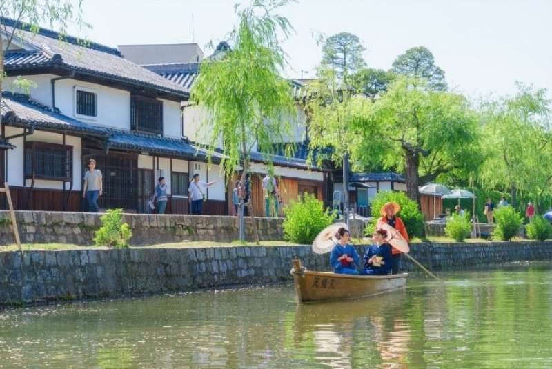 Okayama Private Tour - This stream is called Kurashiki River.You can ride this small boat and enjoy seeing Kurashiki Bikan historical quarter. A boatman rows a boat with a paddle. Walikng around this area is enjoyable, but seeing this area from the boat  is another enjoyment.. 